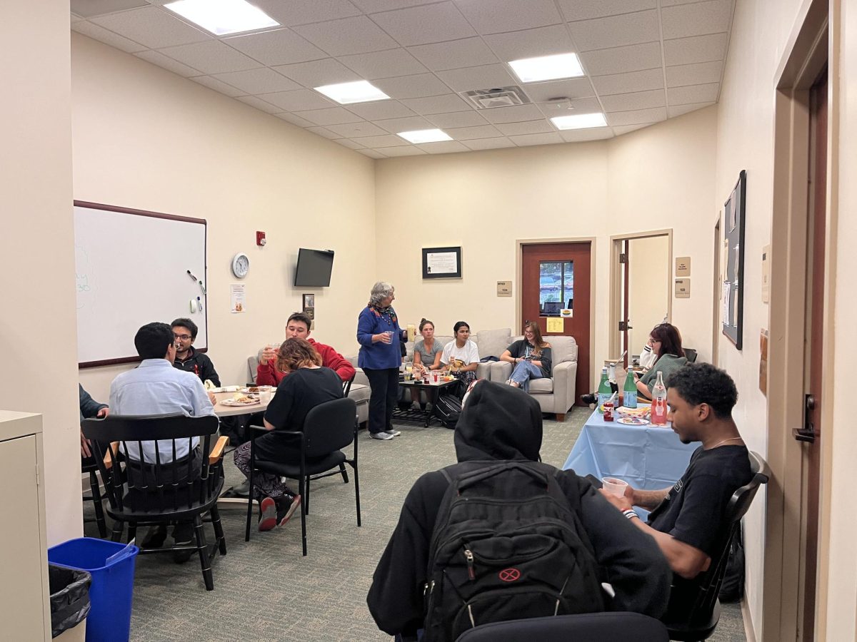 Professor Amy Shapiro serves mocktails at Trivia and Mocktails Night, hosted by the Business Administration Department. 